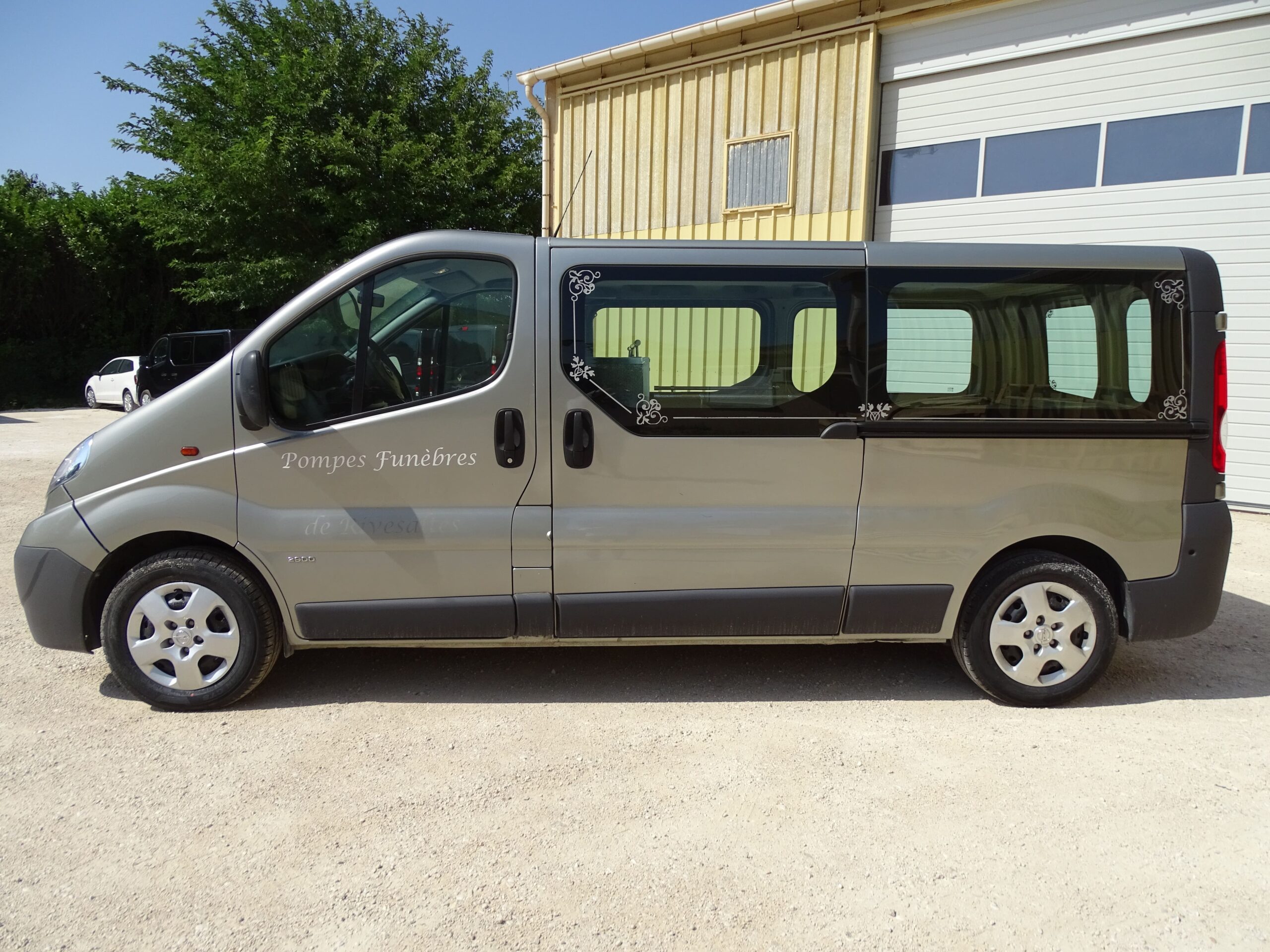 Corbillard occasion Opel Vivaro après mise en bière