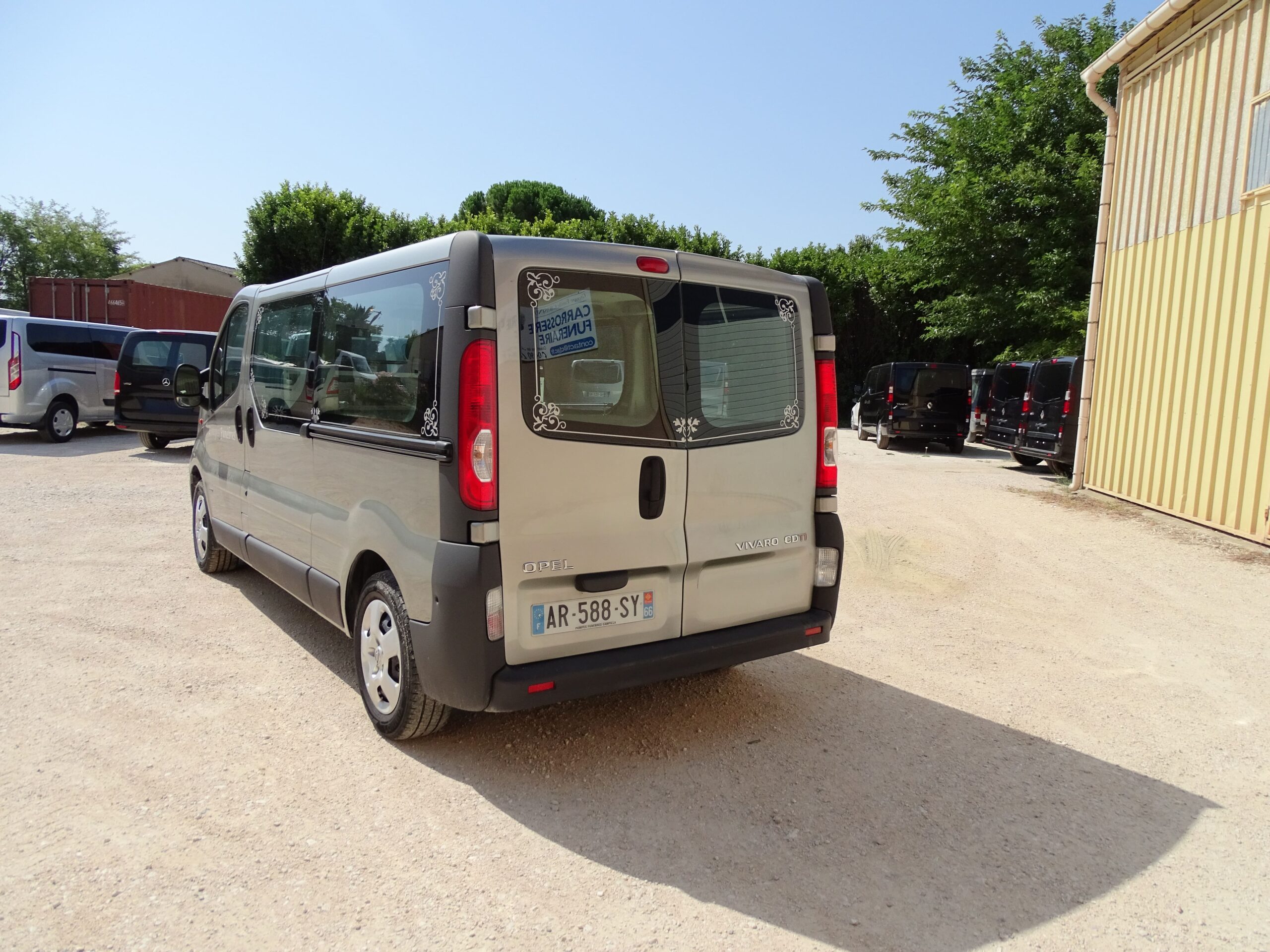 Corbillard occasion Opel Vivaro après mise en bière